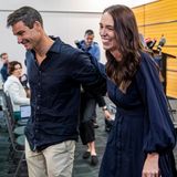 Jacinda Ardern und ihr Partner Clark Gayford verlassen nach der Ankündigung ihres Rücktritts lächelnd die Pressekonferenz