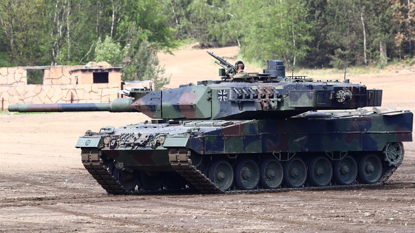 Ein Leopard 2 der Panzerlehrbrigade 9 im niedersächsischen Munster (Archivbild)