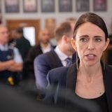 Jacinda Ardern spricht mit sorgenvollem Gesicht