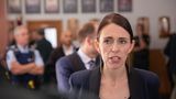 Jacinda Ardern spricht mit sorgenvollem Gesicht
