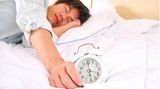 Wir Menschen sind Gewohnheitstiere – und das auch rein biologisch betrachtet. Indem wir immer zur gleichen Zeit ins Bett gehen und aufstehen, bringen wir unserem Körper also bei, rechtzeitig das Schlafhormon Melatonin zu produzieren und sich damit auf die Schlafenszeit einzustellen. 