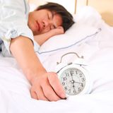 Wir Menschen sind Gewohnheitstiere – und das auch rein biologisch betrachtet. Indem wir immer zur gleichen Zeit ins Bett gehen und aufstehen, bringen wir unserem Körper also bei, rechtzeitig das Schlafhormon Melatonin zu produzieren und sich damit auf die Schlafenszeit einzustellen. 