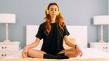 Stress ist einer der größten Schafräuber unserer Zeit. Wenn das Stresslevel zu hoch ist, fällt es schwer, abends runterzufahren. Die Folge: Wir wälzen uns die ganze Nacht in der Bettdecke herum, statt seelenruhig vor uns hin zu schlummern. Für gesunden Schlaf lohnt es sich deshalb, auch im Alltag bewusste Entspannungspausen einzubauen. 