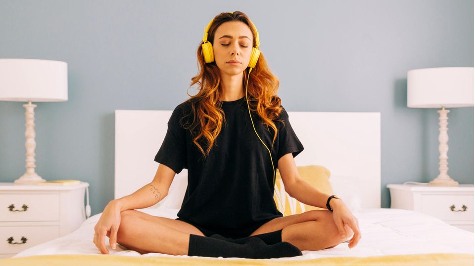 Stress ist einer der größten Schafräuber unserer Zeit. Wenn das Stresslevel zu hoch ist, fällt es schwer, abends runterzufahren. Die Folge: Wir wälzen uns die ganze Nacht in der Bettdecke herum, statt seelenruhig vor uns hin zu schlummern. Für gesunden Schlaf lohnt es sich deshalb, auch im Alltag bewusste Entspannungspausen einzubauen. 