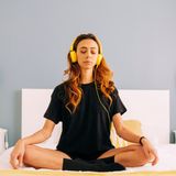 Stress ist einer der größten Schafräuber unserer Zeit. Wenn das Stresslevel zu hoch ist, fällt es schwer, abends runterzufahren. Die Folge: Wir wälzen uns die ganze Nacht in der Bettdecke herum, statt seelenruhig vor uns hin zu schlummern. Für gesunden Schlaf lohnt es sich deshalb, auch im Alltag bewusste Entspannungspausen einzubauen. 