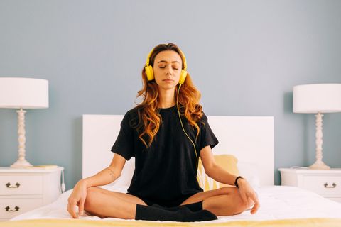 Stress ist einer der größten Schafräuber unserer Zeit. Wenn das Stresslevel zu hoch ist, fällt es schwer, abends runterzufahren. Die Folge: Wir wälzen uns die ganze Nacht in der Bettdecke herum, statt seelenruhig vor uns hin zu schlummern. Für gesunden Schlaf lohnt es sich deshalb, auch im Alltag bewusste Entspannungspausen einzubauen. 