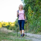 Bewegung ist gesund für Körper und Geist, das ist schon lange kein Geheimnis mehr. Aber auch unsere Schlafqualität profitiert wesentlich davon, wenn wir aktiv sind – am besten an der frischen Luft. Dafür reicht schon ein langer Spaziergang im Wald. Übrigens: In den letzten zwei Stunden vor dem Schlafengehen sollte man lieber auf sportliche Aktivität verzichten. 