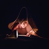 Unser Körper braucht das Licht. Wenn die Sonne scheint, dann schüttet er das Glückshormon Serotonin aus und signalisiert uns, dass Wachsein angesagt ist. Denn Serotonin unterdrückt das Schlafhormon Melatonin. Für guten Schlaf sollte es deshalb so dunkel wie möglich sein. 