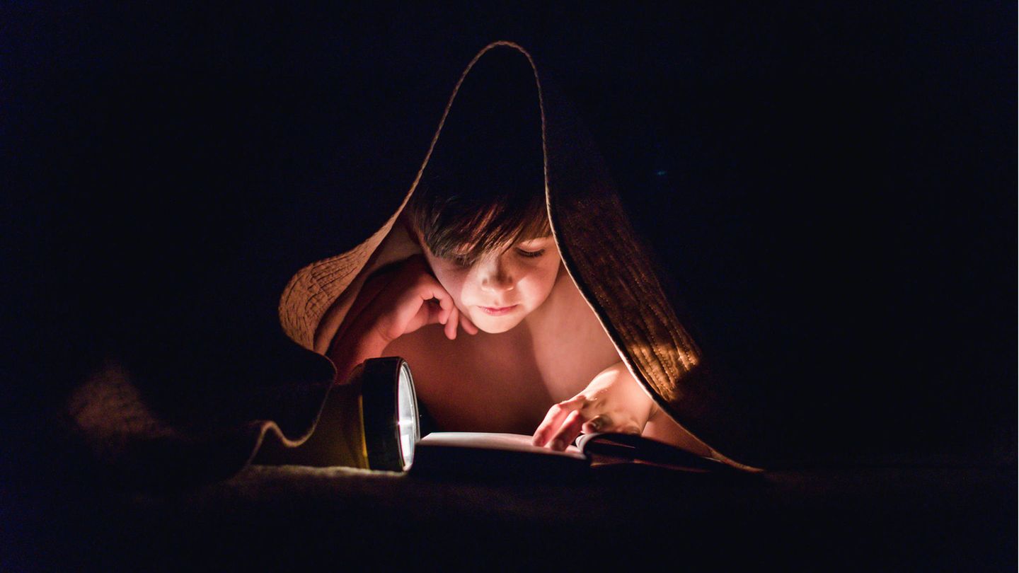 Unser Körper braucht das Licht. Wenn die Sonne scheint, dann schüttet er das Glückshormon Serotonin aus und signalisiert uns, dass Wachsein angesagt ist. Denn Serotonin unterdrückt das Schlafhormon Melatonin. Für guten Schlaf sollte es deshalb so dunkel wie möglich sein. 
