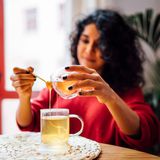 Eine heiße Milch mit Honig, ein leckerer Tee oder eine kurze Meditation – indem Sie jeden Abend vor dem Schlafengehen das Gleiche machen, gewöhnen Sie Ihren Körper irgendwann daran, in den Schlafmodus zu schalten. Das hilft nachweislich dabei, besser einzuschlafen. 