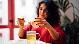 Eine heiße Milch mit Honig, ein leckerer Tee oder eine kurze Meditation – indem Sie jeden Abend vor dem Schlafengehen das Gleiche machen, gewöhnen Sie Ihren Körper irgendwann daran, in den Schlafmodus zu schalten. Das hilft nachweislich dabei, besser einzuschlafen. 