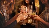 Wir wollen keine Spielverderber sein, aber Alkohol und Zigaretten sind vor dem Schlafengehen ziemlich kontraproduktiv, zumindest in Massen. Ein Glas Wein am Abend ist kein Problem, während zu viel Alkohol oder Nikotin ein Garant für einen schlechten Schlaf sind. Einschlafen geht zwar meistens gut, aber der Schlaf ist deutlich weniger erholsam als ohne Alkohol im Blut. 