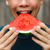 Wenn unser Verdauungssystem auf Hochtouren arbeitet, dann fällt Schlafen schwer. Experten raten deshalb dazu, abends nur leicht verdauliche Kost zu sich zu nehmen. Das heißt: Nichts zu fettiges, süßes oder säurehaltiges. Und die letzte Mahlzeit spätestens zwei Stunden vor dem Zu-Bettgehen zu sich nehmen. 