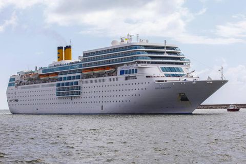 Ein Kreuzfahrtschiff in Recife, Brasilien