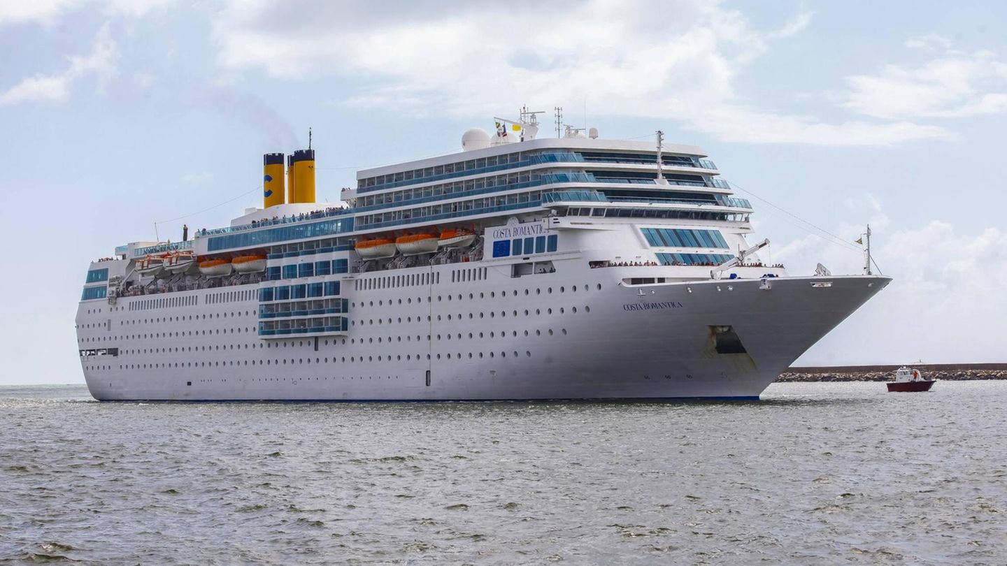 Ein Kreuzfahrtschiff in Recife, Brasilien
