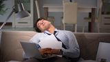 Wer in der Nacht nicht ausreichend Schlaf bekommt, der ist tagsüber entsprechend erschöpft und müde. Sich mittags dann einen ausgiebigen Power Nap zu genehmigen, ist dabei allerdings keine gute Idee. Denn dann sind wir im Zweifel abends nicht müde genug, um besser zu schlafen. Besser: Tagsüber wach bleiben und abends zur gewohnten Zeit ins Bett gehen. 