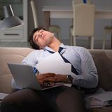 Wer in der Nacht nicht ausreichend Schlaf bekommt, der ist tagsüber entsprechend erschöpft und müde. Sich mittags dann einen ausgiebigen Power Nap zu genehmigen, ist dabei allerdings keine gute Idee. Denn dann sind wir im Zweifel abends nicht müde genug, um besser zu schlafen. Besser: Tagsüber wach bleiben und abends zur gewohnten Zeit ins Bett gehen. 