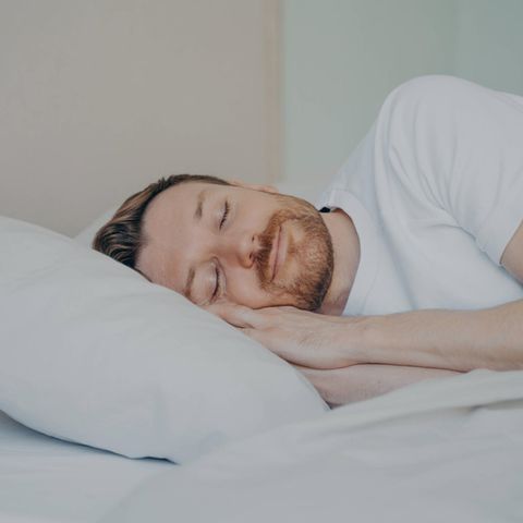 Sure, nobody stays in bed brooding voluntarily. But many people tend to break their head over God and the world before sleeping. Relaxing sleep is hardly possible. To break through this pattern, you can use guided fantasy trips or sleep meditations, for example - or deliberately remember a nice experience. 