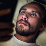 Wer abends im Bett als letztes im Smartphone rumscrollt, der braucht sich über schlechten Schlaf kaum wundern. Das Blaulicht des Displays hindert die Ausschüttung des Schlafhormons Melatonin. Wenn wir uns dann auch noch lustige oder aufregende Inhalte ansehen, dann ist unser Gehirn schnell wieder im Wachmodus angekommen. Also erklären Sie das Bett zur handyfreien Zone. 