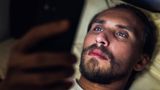 Wer abends im Bett als letztes im Smartphone rumscrollt, der braucht sich über schlechten Schlaf kaum wundern. Das Blaulicht des Displays hindert die Ausschüttung des Schlafhormons Melatonin. Wenn wir uns dann auch noch lustige oder aufregende Inhalte ansehen, dann ist unser Gehirn schnell wieder im Wachmodus angekommen. Also erklären Sie das Bett zur handyfreien Zone. 