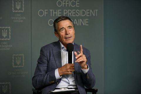 Anders Fogh Rasmussen bei einem Briefing zur Sicherheitsgarantie für die Ukraine in Kiew