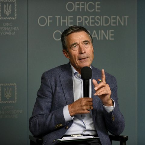 Anders Fogh Rasmussen bei einem Briefing zur Sicherheitsgarantie für die Ukraine in Kiew