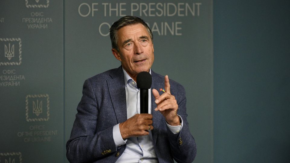 Anders Fogh Rasmussen bei einem Briefing zur Sicherheitsgarantie für die Ukraine in Kiew