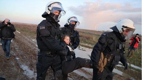 Polizisten tragen Greta Thunberg weg