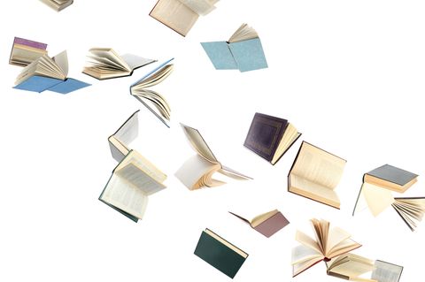 Bücher fallen vor weißem Hintergrund