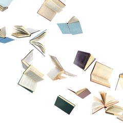 Bücher fallen vor weißem Hintergrund