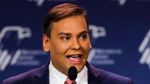 George Santos mit einer zitierenden Fingerbewegung