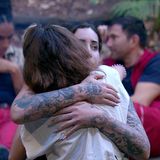 Am Ende des Gespräches findet Jolina tröstende Worte für das Model und nimmt Tessa in den Arm: "Es tut mir leid, dass dir das widerfahren ist."