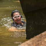 "Die Schreck-Schrauben" ist der Titel der Dschungelprüfung, zu der Claudia Effenberg und Lucas Cordalis antreten müssen. Die Spielerfrau musste sich dafür in einen Tank begeben, in die die Sterne plumpsen, die Lucas erspielt. Am Ende der Prüfung wurde das Wasser aus dem Tank abgelassen und Claudia landete direkt in einem Tümpel.