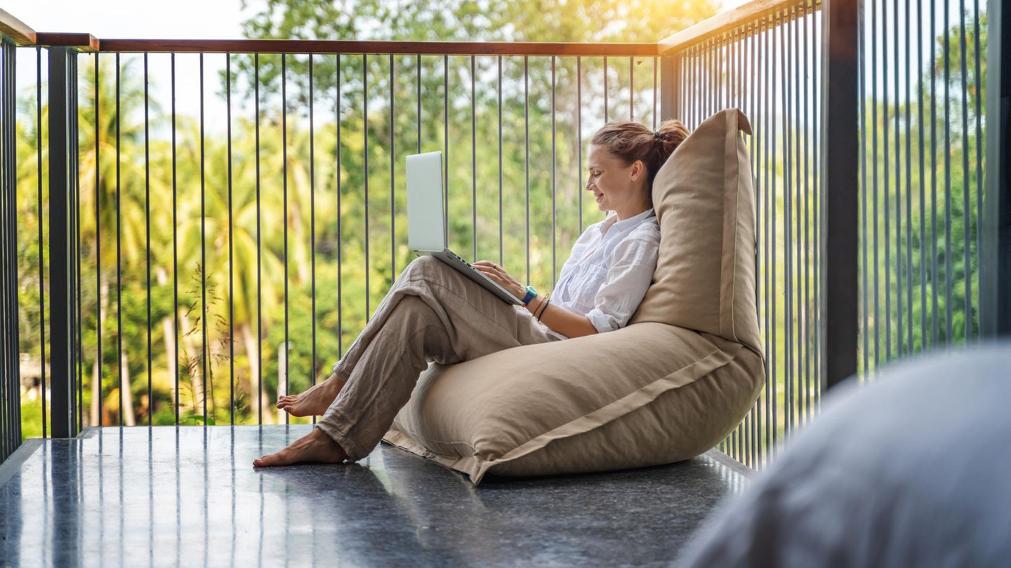 Eine Frau sitzt auf einem Outdoor-Sitzsack.