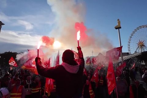 Video: Streik gegen Macrons Rentenreformplan legt Frankreich teilweise lahm