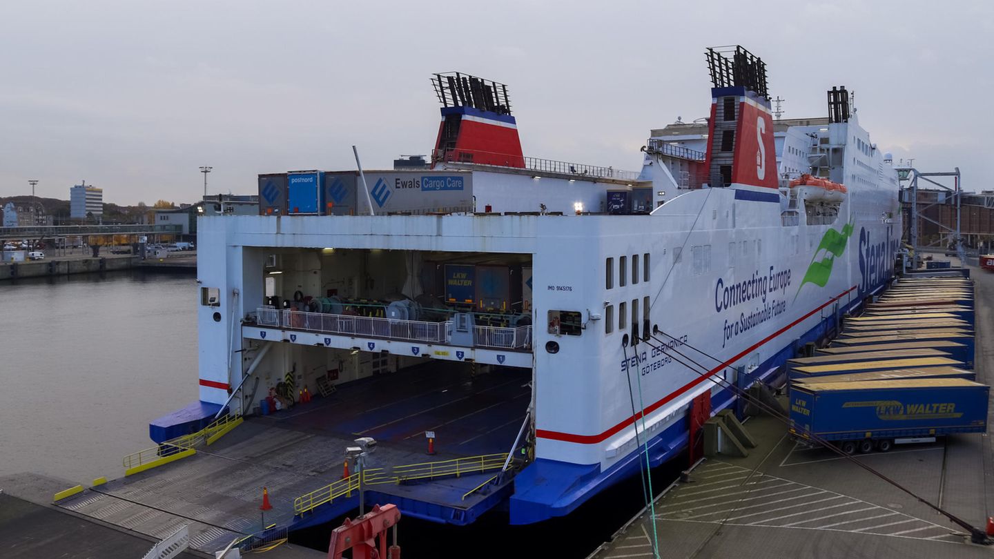 Eine Autofähre im Hafen. Für eine erste Reederei heißt es nun: Elektroautos verboten.
