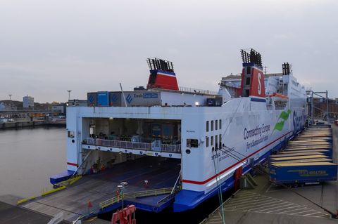 Eine Autofähre im Hafen. Für eine erste Reederei heißt es nun: Elektroautos verboten.