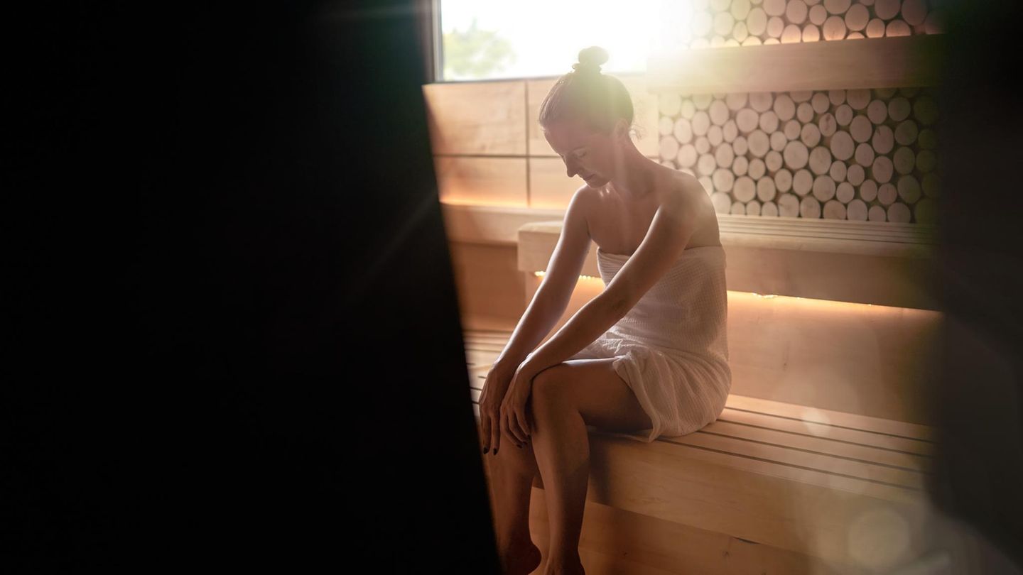Eine Frau entspannt in der Sauna