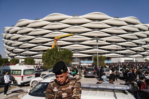 Irak: Fußballfans drängen sich vor dem Jaza'a Al Nakhla-Stadion in Basra