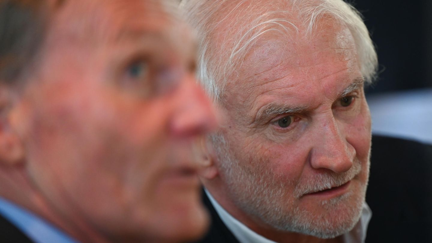 Hans-Joachim Watzke (l.), Sprecher des DFL-Präsidiums, und Rudi Völler