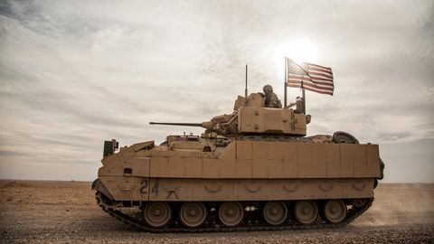 Amerikanische Soldaten fahren ein Bradley-Kampffahrzeug während einer Übung in Syrien (Archivbild)