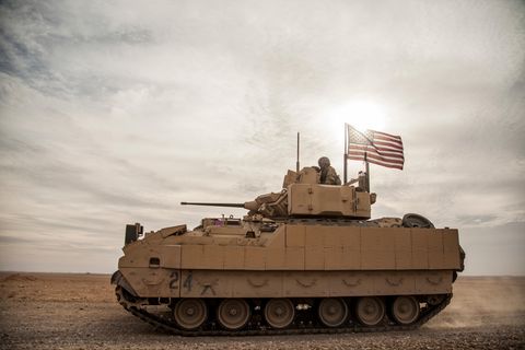 Amerikanische Soldaten fahren ein Bradley-Kampffahrzeug während einer Übung in Syrien (Archivbild)
