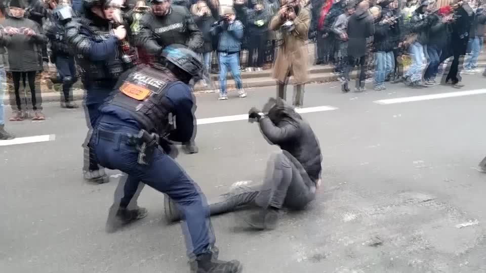 Video: Heftige Zusammenstöße bei Demonstration in Frankreich