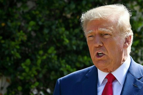 Donald J. Trump, Ex-Präsident der USA, steht in blauem Anzug und roter Krawatte im Freien und spricht