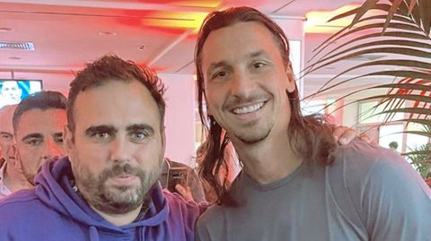 Teicke (l.) posiert mit Stürmer Zlatan Ibrahimović …
