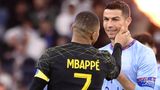 Kylian Mbappé tätschelt sanft die Wange Ronaldos. Im Gegensatz zu Neymar verwandelt der französische Weltmeister von 2018 seinen Elfmeter gegen die saudi-arabische Auswahl. Das Spiel endet 5:4 für PSG.