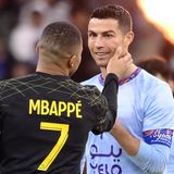 Kylian Mbappé tätschelt sanft die Wange Ronaldos. Im Gegensatz zu Neymar verwandelt der französische Weltmeister von 2018 seinen Elfmeter gegen die saudi-arabische Auswahl. Das Spiel endet 5:4 für PSG.