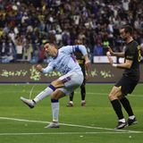 Ronaldo trägt sich ebenfalls zweimal in die Torschützenliste ein. Hier erzielt sein erstes Tor, das zweite besorgt er am Ende der ersten Halbzeit per Strafstoß.