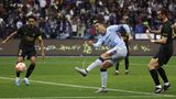 Ronaldo trägt sich ebenfalls zweimal in die Torschützenliste ein. Hier erzielt sein erstes Tor, das zweite besorgt er am Ende der ersten Halbzeit per Strafstoß.
