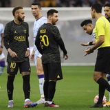 Bei PSG spielt nicht nur Messi. Auch Brasilien-Star Neymar (l.) ist mit von der Partie und verschießt später einen Elfmeter. Während die Stars von PSG um Messi noch den Auftrag haben, endlich die Champions League zu gewinnen, den die katarischen Eigentümer herbeisehnen, wird Ronaldo nicht mehr um große Titel spielen (es sei denn mit der Nationalelf Portugals). 